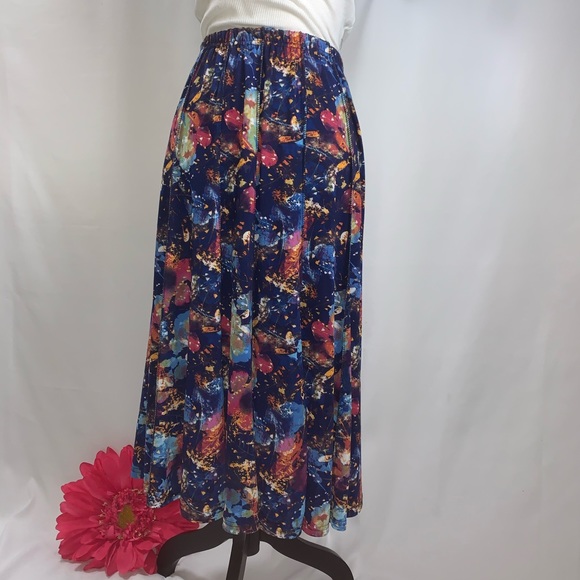3/$10🙌 Fun & Bold Patterned Skirt - Medium - Picture 4 of 4